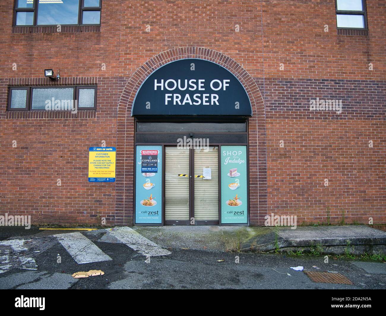Ein Eingang zu einem geschlossenen Geschäft von House of Fraser in Birkenhead, Großbritannien. Stockfoto