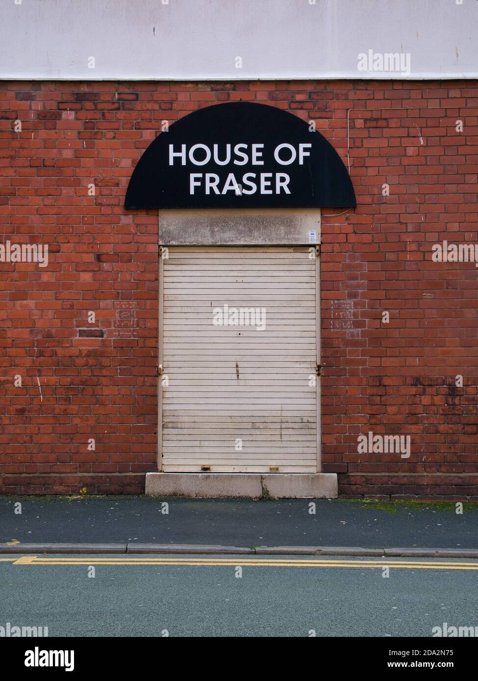 Ein Eingang zu einem geschlossenen Geschäft von House of Fraser in Birkenhead, Großbritannien. Stockfoto