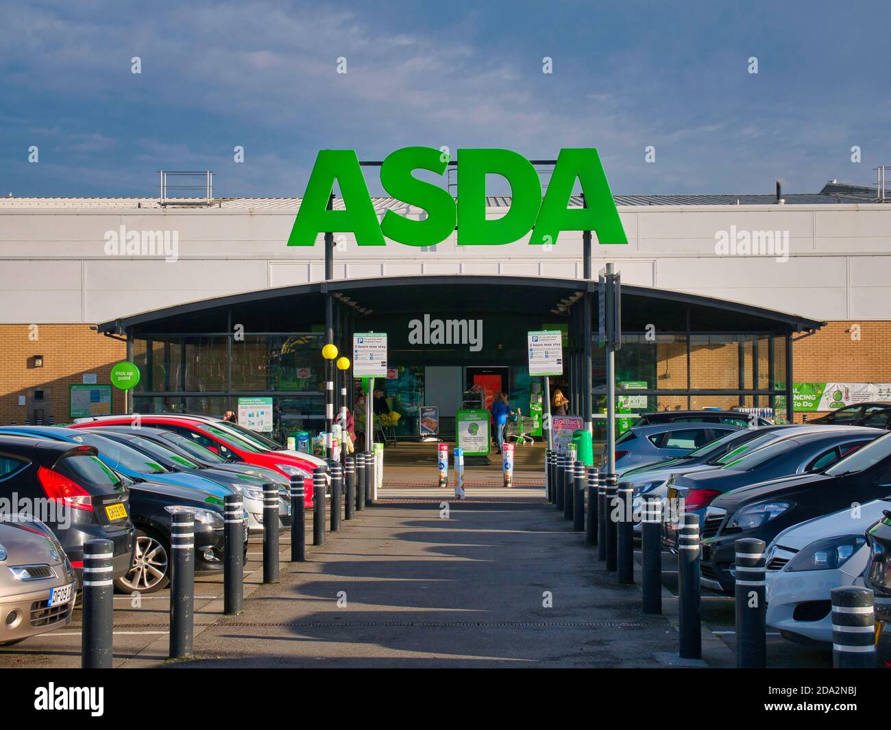 Der Parkplatz und die Fassade des A-Ladens der britischen ASDA-Supermarktkette, gelegen in einem Wohngebiet im Norden Englands. Stockfoto