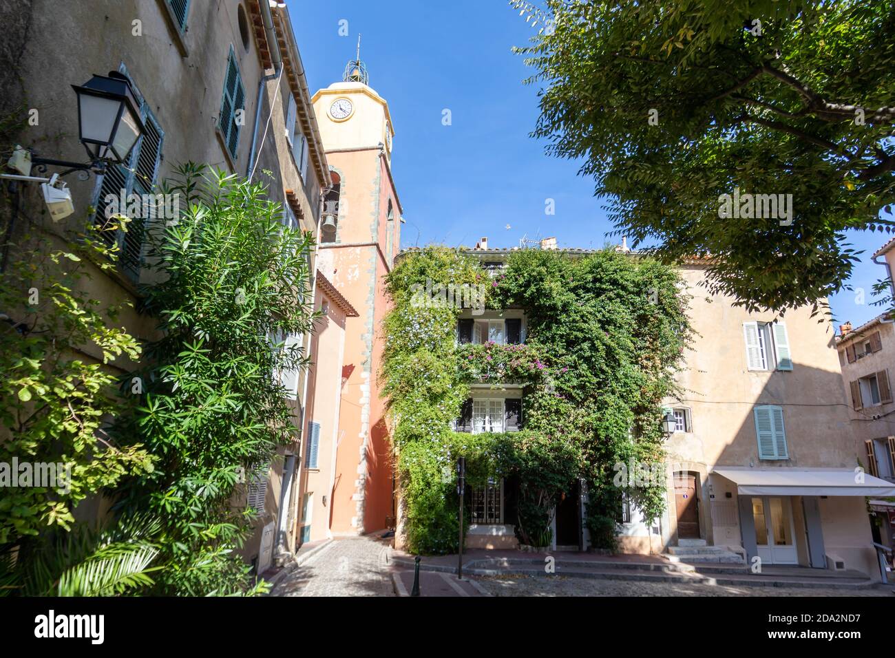 Saint-Tropez, Var, Frankreich - EIN ruhiger Platz (Place de l'ormeau) Stockfoto