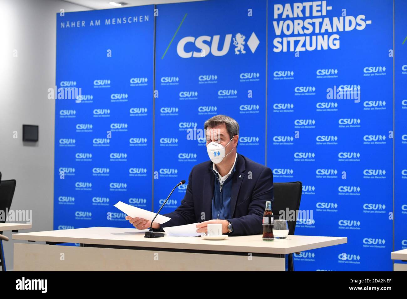 Markus SOEDER (Ministerpräsident von Bayern und CSU-Vorsitzender) eröffnet das virtuelle Management-Meeting, Videokonferenz, Microsoft-Teams, er trägt eine Gesichtsmaske und Maske. Virtuelles CSU Management Meeting in der CSU Zentrale in München am 9. November 2020 weltweit im Einsatz Stockfoto