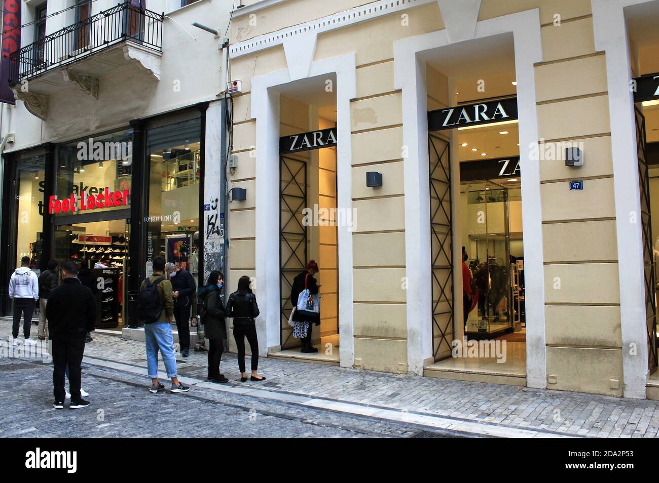 Die Kunden stehen Schlange, um in die Bekleidungsgeschäfte in der Mitte zu gelangen Von Athen nach der Ankündigung für eine zweite Sperre in Griechenland vom 7. Bis 30. Novembe Stockfoto