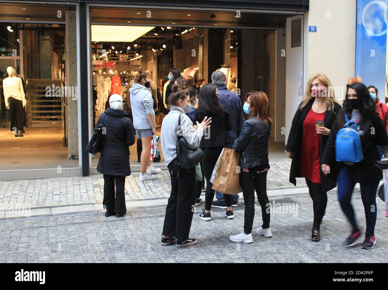 Die Kunden stehen Schlange, um in die Bekleidungsgeschäfte in der Mitte zu gelangen Von Athen nach der Ankündigung für eine zweite Sperre in Griechenland vom 7. Bis 30. Novembe Stockfoto