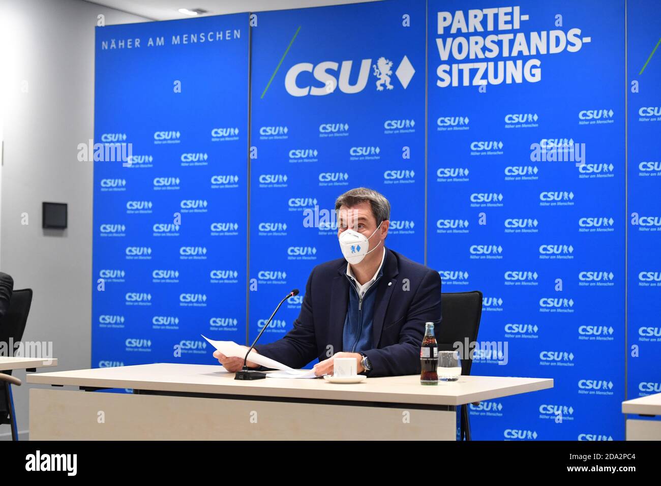Markus SOEDER (Ministerpräsident von Bayern und CSU-Vorsitzender) eröffnet das virtuelle Management-Meeting, Videokonferenz, Microsoft-Teams, er trägt eine Gesichtsmaske und Maske. Virtuelles CSU Management Meeting in der CSU Zentrale in München am 9. November 2020 weltweit im Einsatz Stockfoto