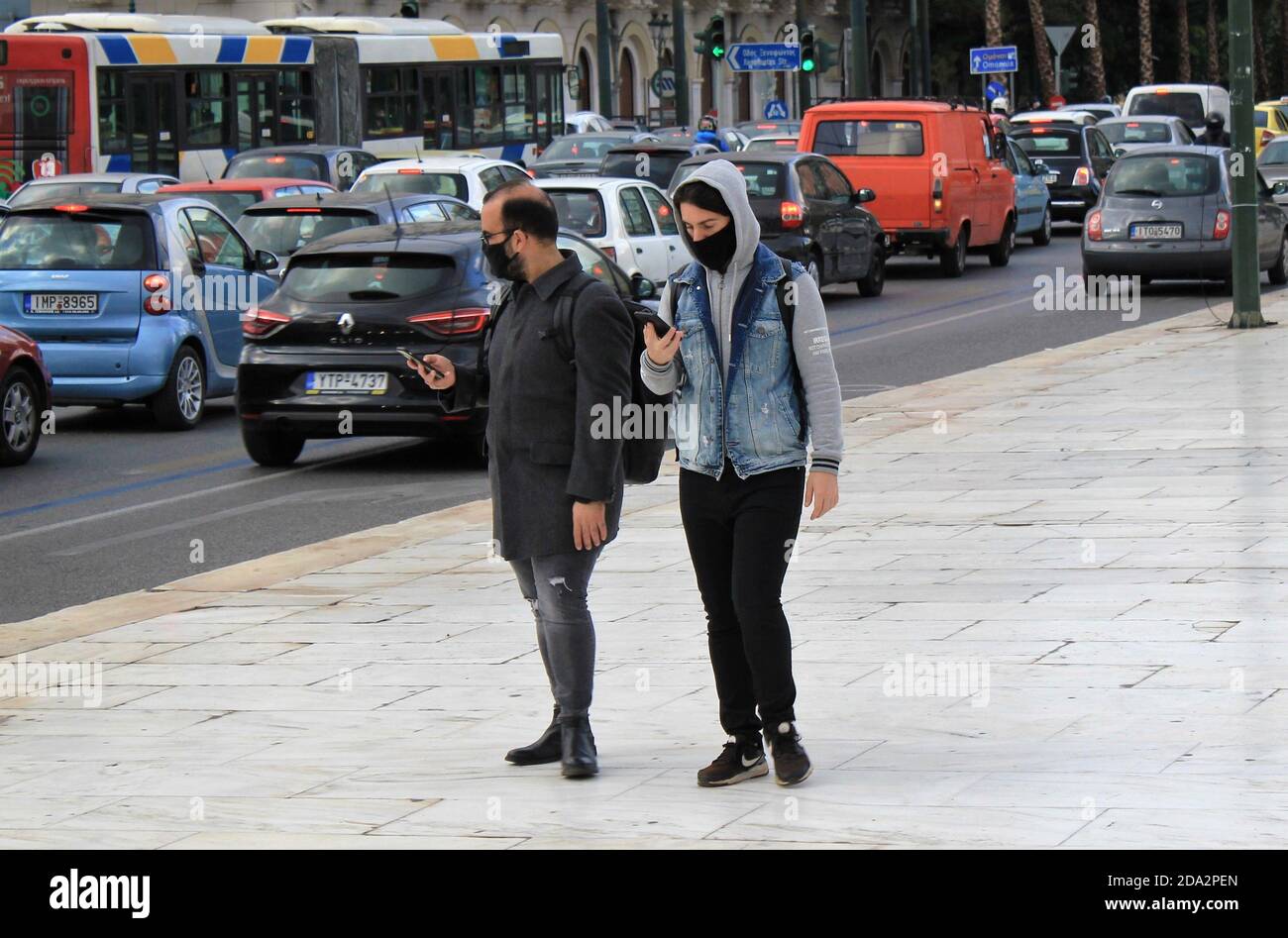 Menschen gehen im Zentrum von Athen nach der Ankündigung für eine zweite Sperre in Griechenland vom 7. Bis 30. November 2020, aufgrund Covid-19 outbr Stockfoto