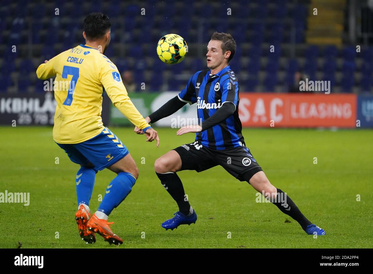 Brondby, Dänemark. November 2020. Jens Jakob Thomasen (14) von Odense Boldklub beim 3F Superliga Spiel zwischen Broendby IF und Odense Boldklub im Brondby Stadion. (Foto: Gonzales Photo - Kent Rasmussen). Stockfoto