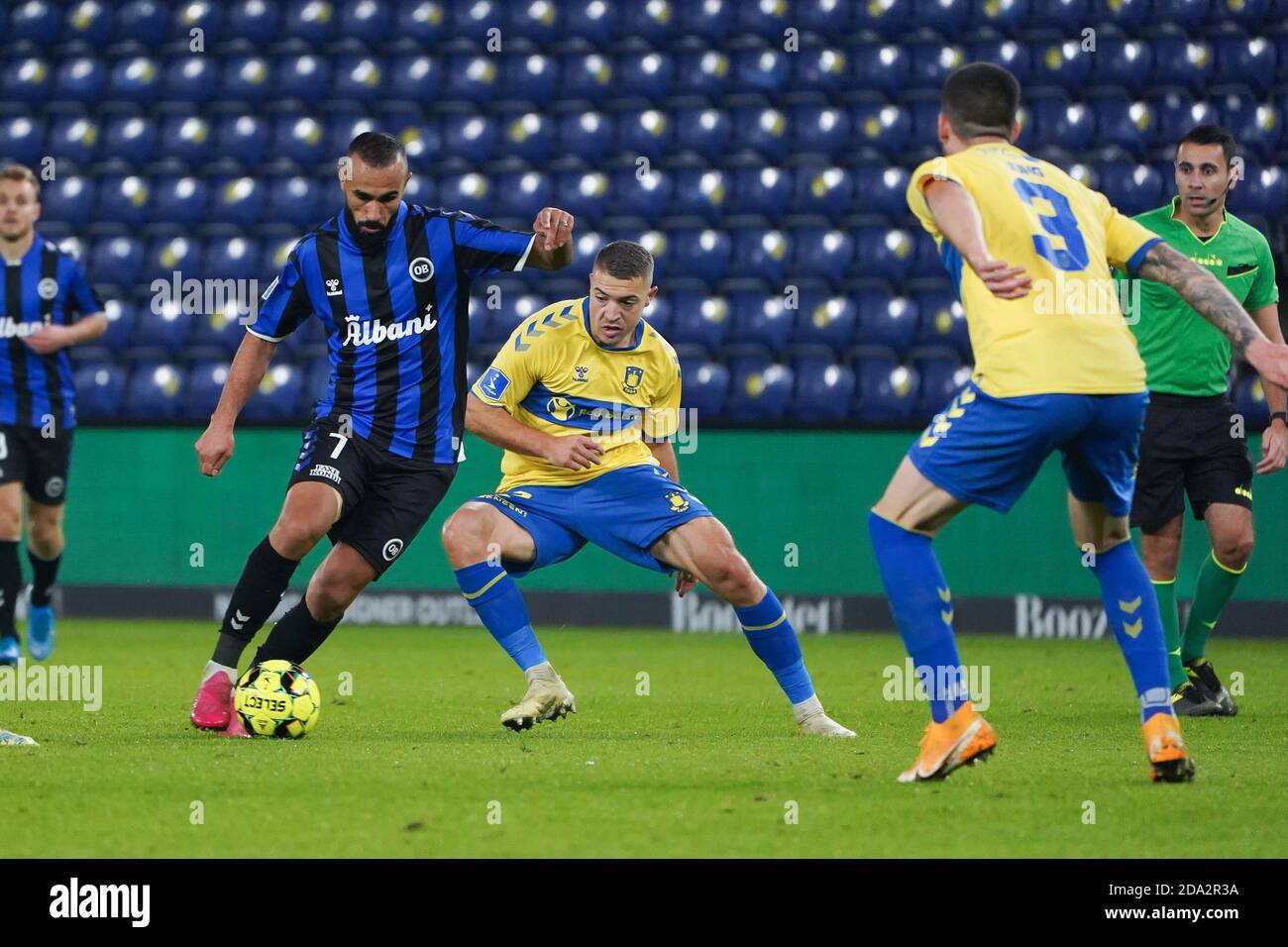 Brondby, Dänemark. November 2020. Issam Jebali (7) von Odense Boldklub und Josip Radosevic (22) von Broendby während des 3F Superliga-Spiels zwischen Broendby IF und Odense Boldklub im Brondby-Stadion. (Foto: Gonzales Photo - Kent Rasmussen). Stockfoto