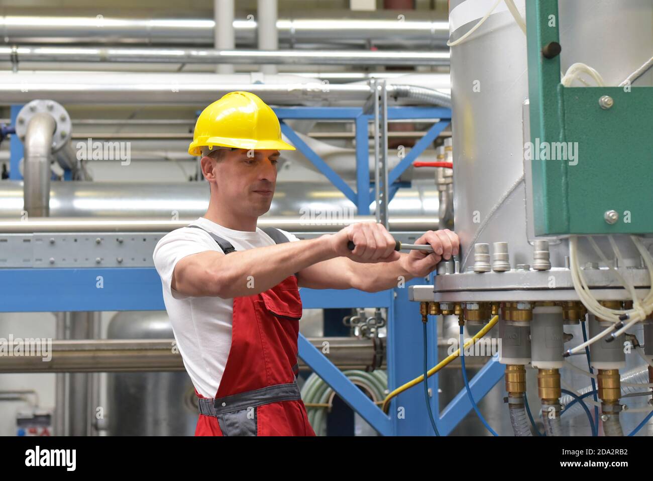 Mechanik reparieren einer Maschine in einem modernen Industriebetrieb - Beruf und Teamarbeit Stockfoto