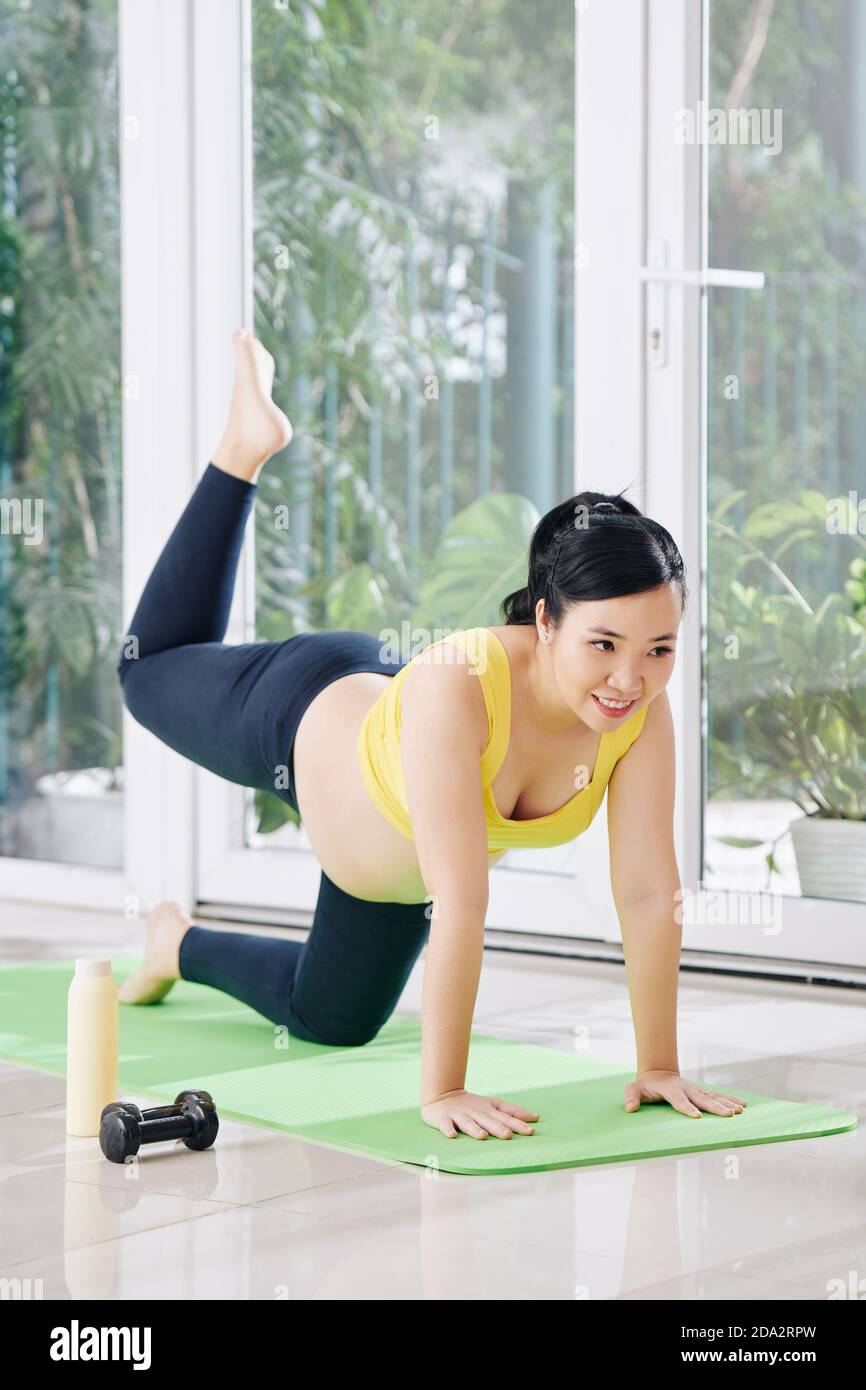 Schwangere Frau tut Esel tritt Stockfoto