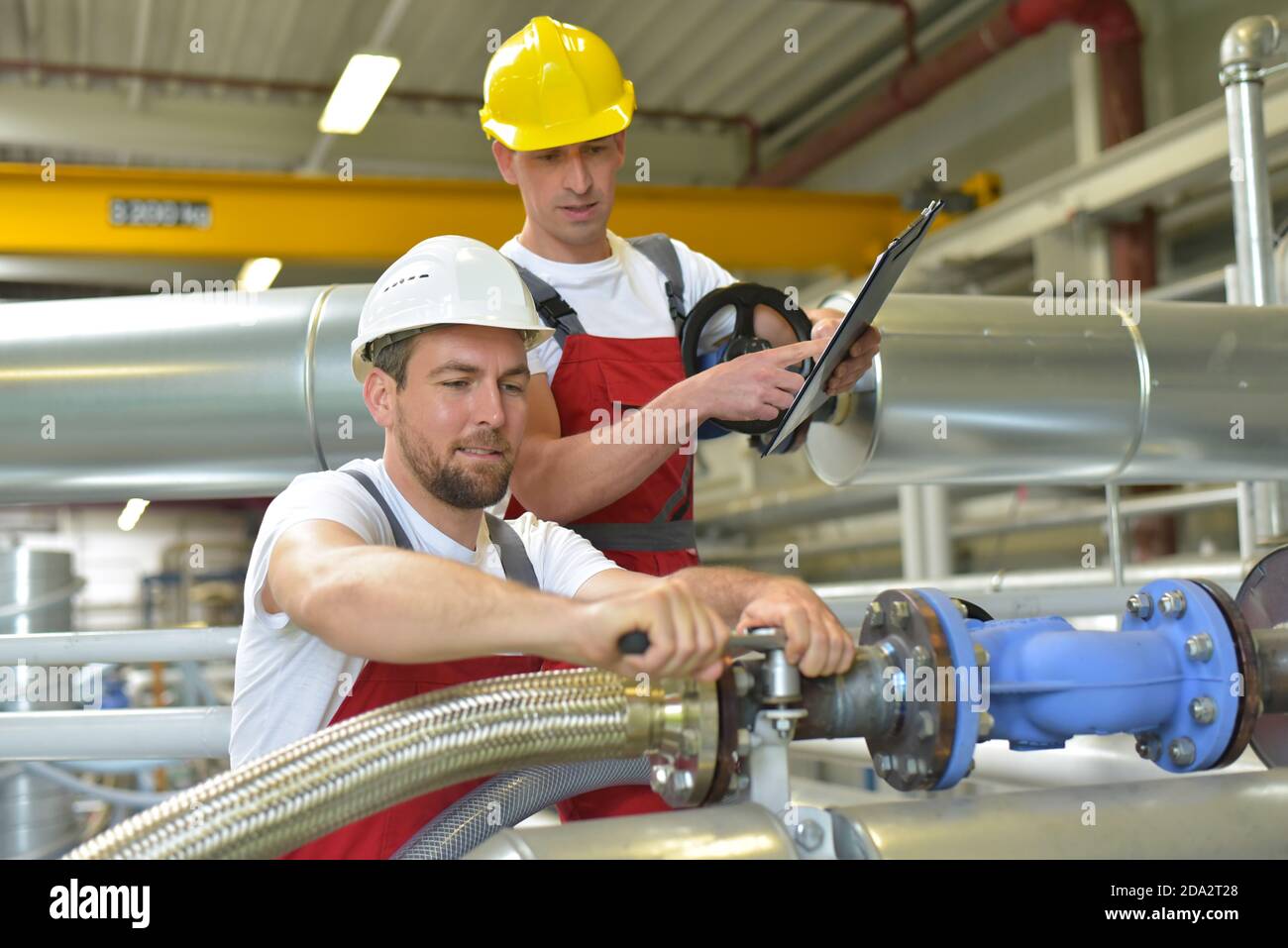 Mechanik reparieren einer Maschine in einem modernen Industriebetrieb - Beruf und Teamarbeit - Porträt Gruppe Arbeiter Stockfoto