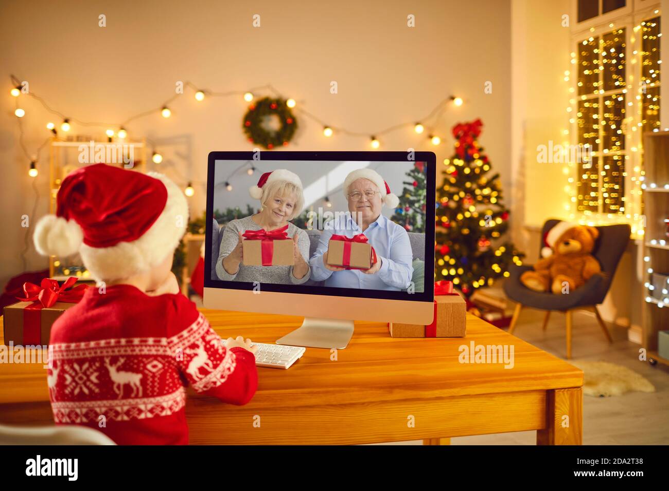 Kleiner Junge Video ruft Großeltern, die Weihnachtsgeschenke vorbereitet haben Für ihn Stockfoto