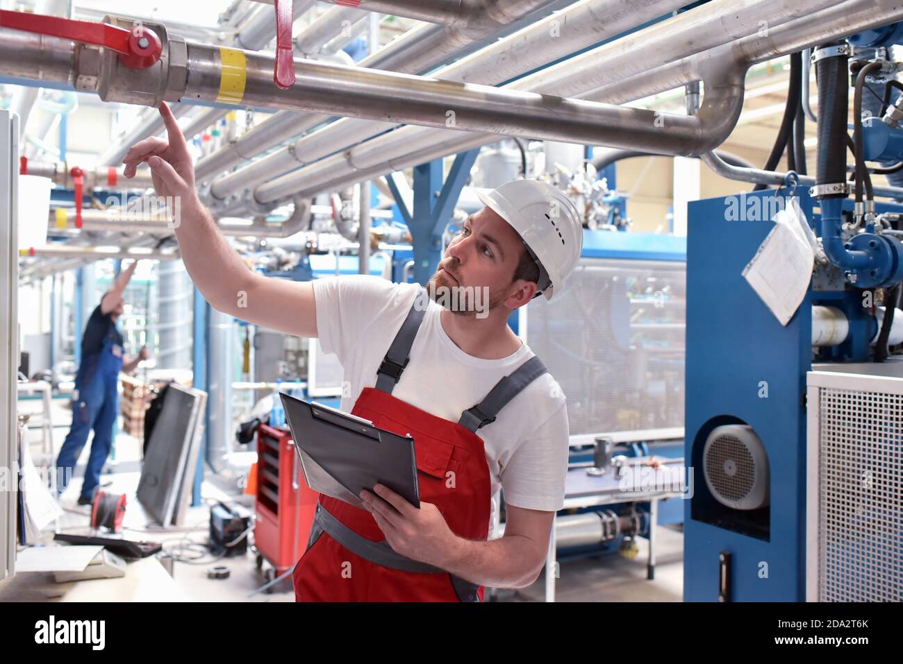 Mechanik reparieren und prüfen eine industrielle Anlage in ein modernes Werk Stockfoto