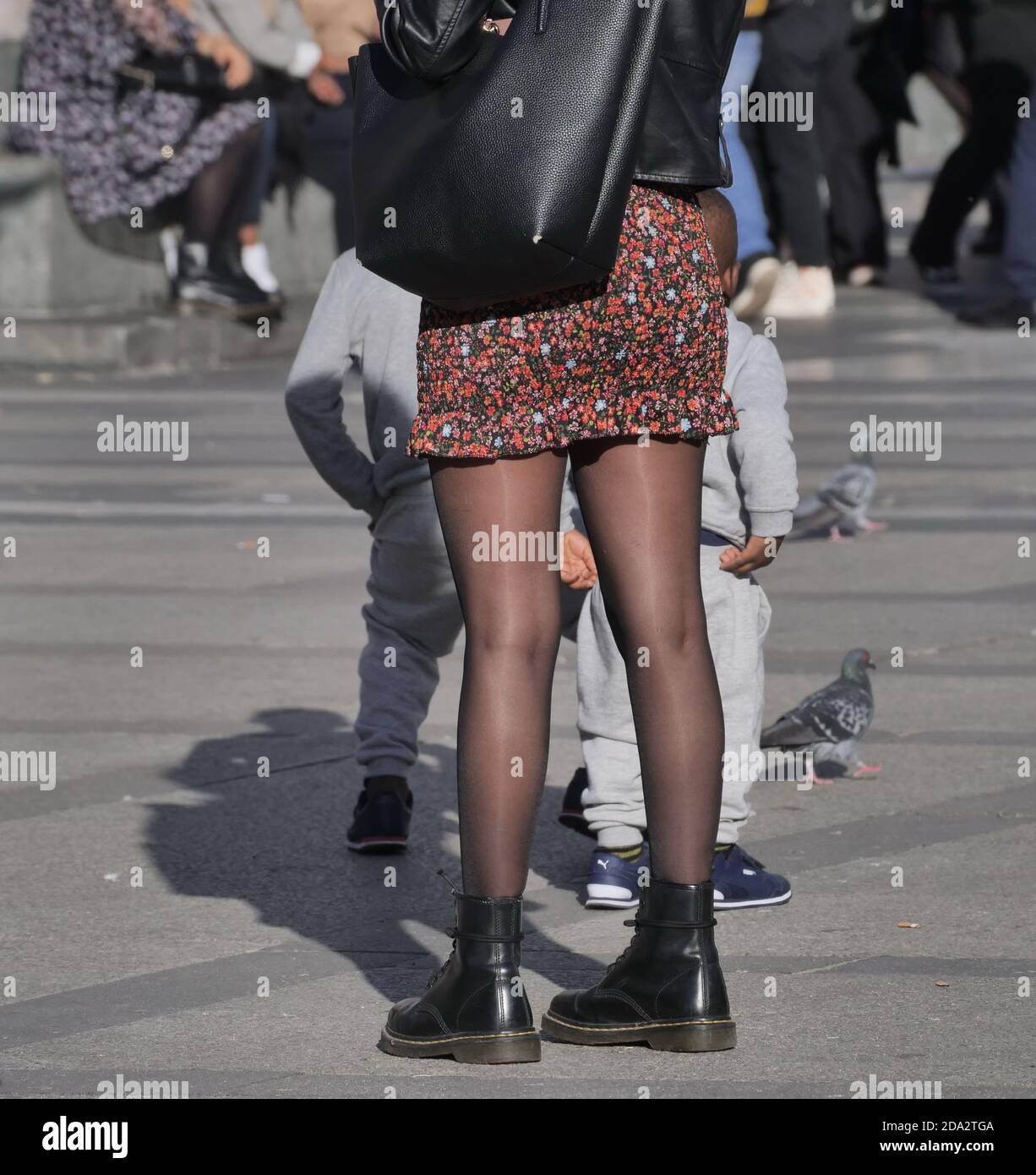 Mädchen in Minirock und schwarze Strumpfhose in Duomo Square, Mailand,  Lombardei, Italien Stockfotografie - Alamy