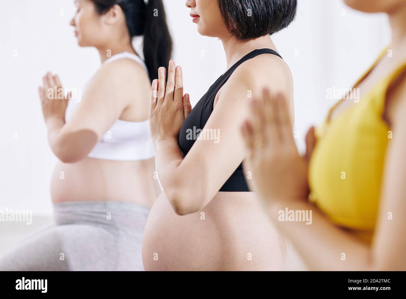 Schwangere Frauen meditieren Stockfoto