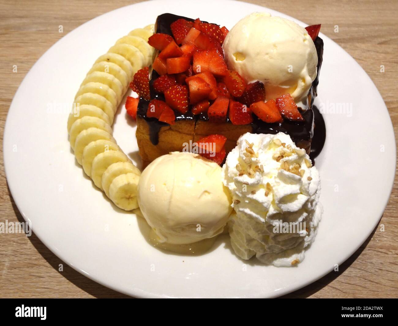 Schokoladen-Toast mit Banane und Eis Stockfoto