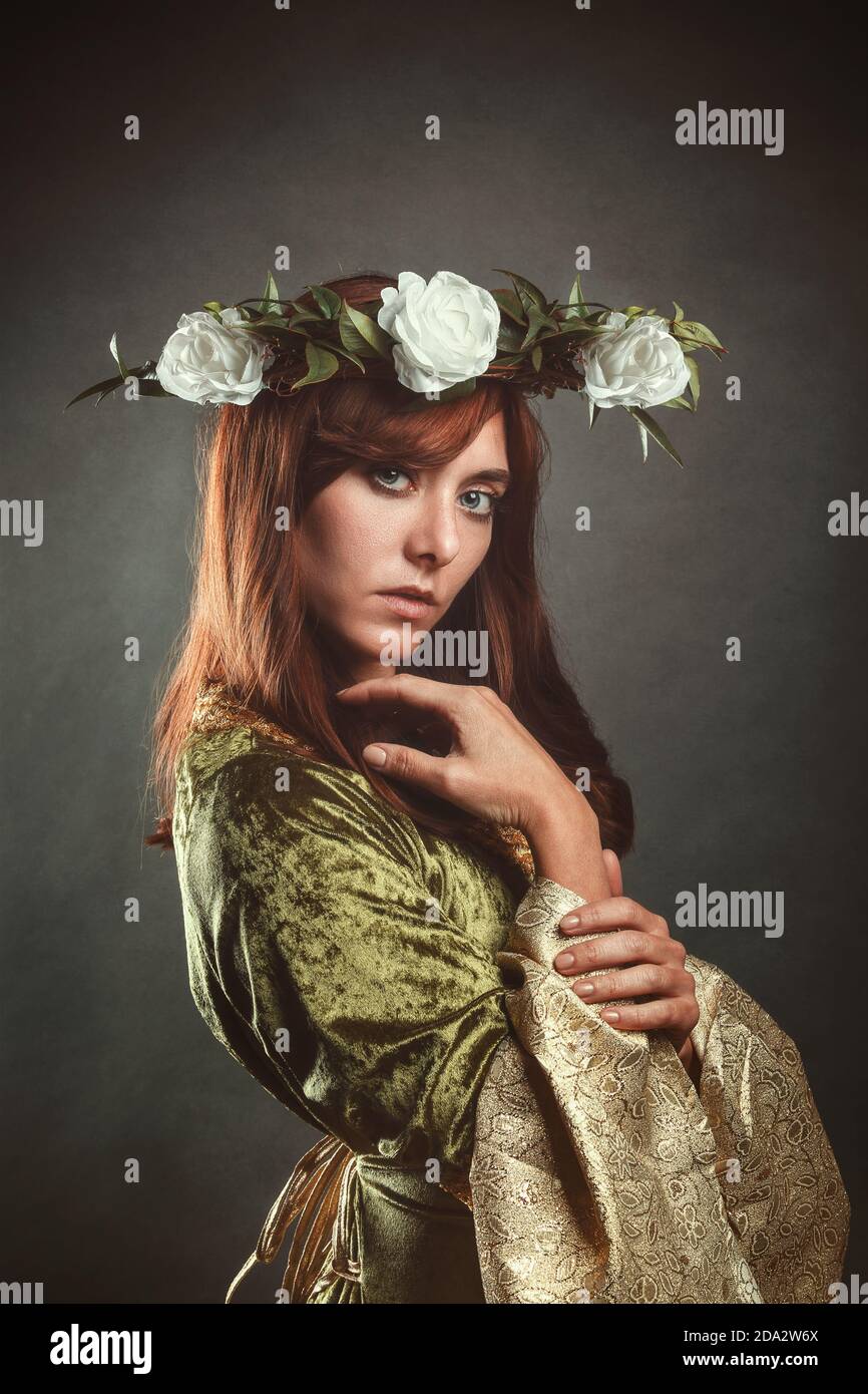 Schöne mittelalterliche Frau mit Krone aus Rosen Stockfoto