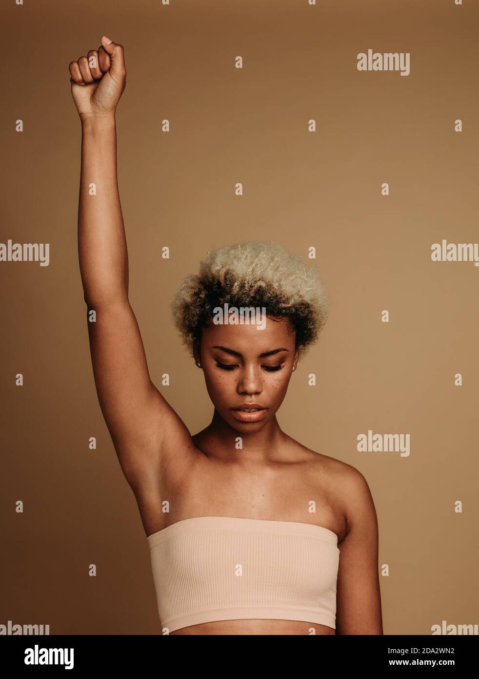 Porträt einer afroamerikanischen Frau, die die Ursache der schwarzen Leben Materie Bewegung unterstützt. Kurzer Schuss einer Frau, die mit erhobener Faust steht. Stockfoto