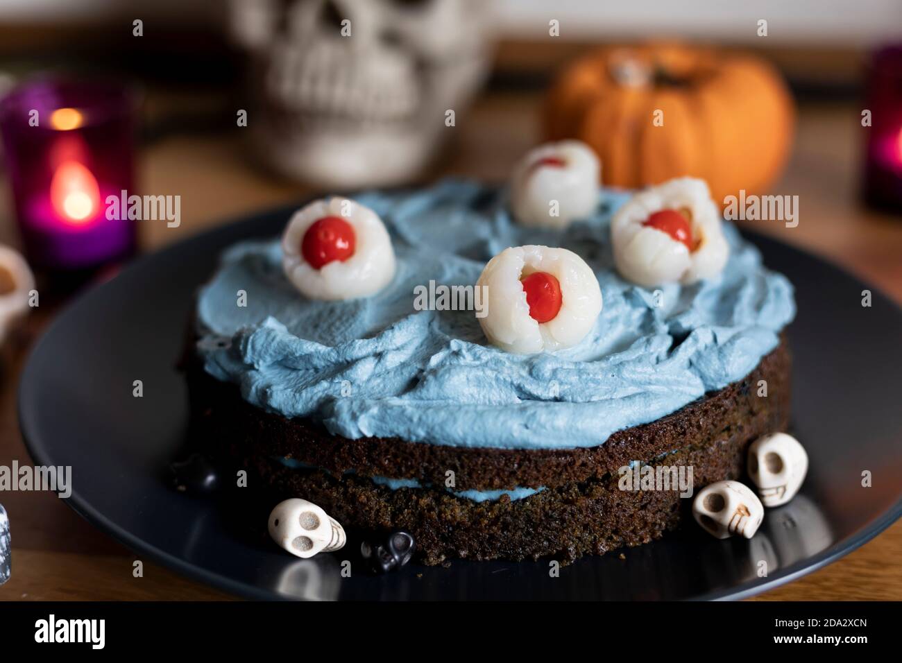 Halloween Dekorationen und Party Food Kuchen mit 'Augäpfel' Stockfoto
