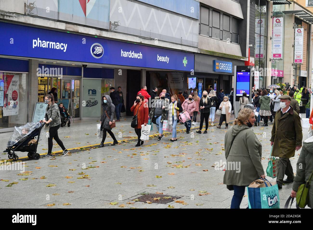 Einkäufer, die nach Primark in Cardiff Schlange stehen, da sich die Beschränkungen nach einem zweiwöchigen „Feuerpause“-Lockdown in Wales lockern. Stockfoto