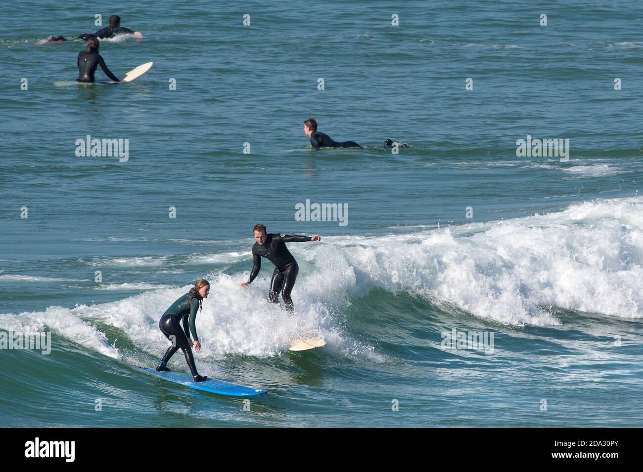 Surfer-Action am Fistral in Newquay in Cornwal Stockfoto