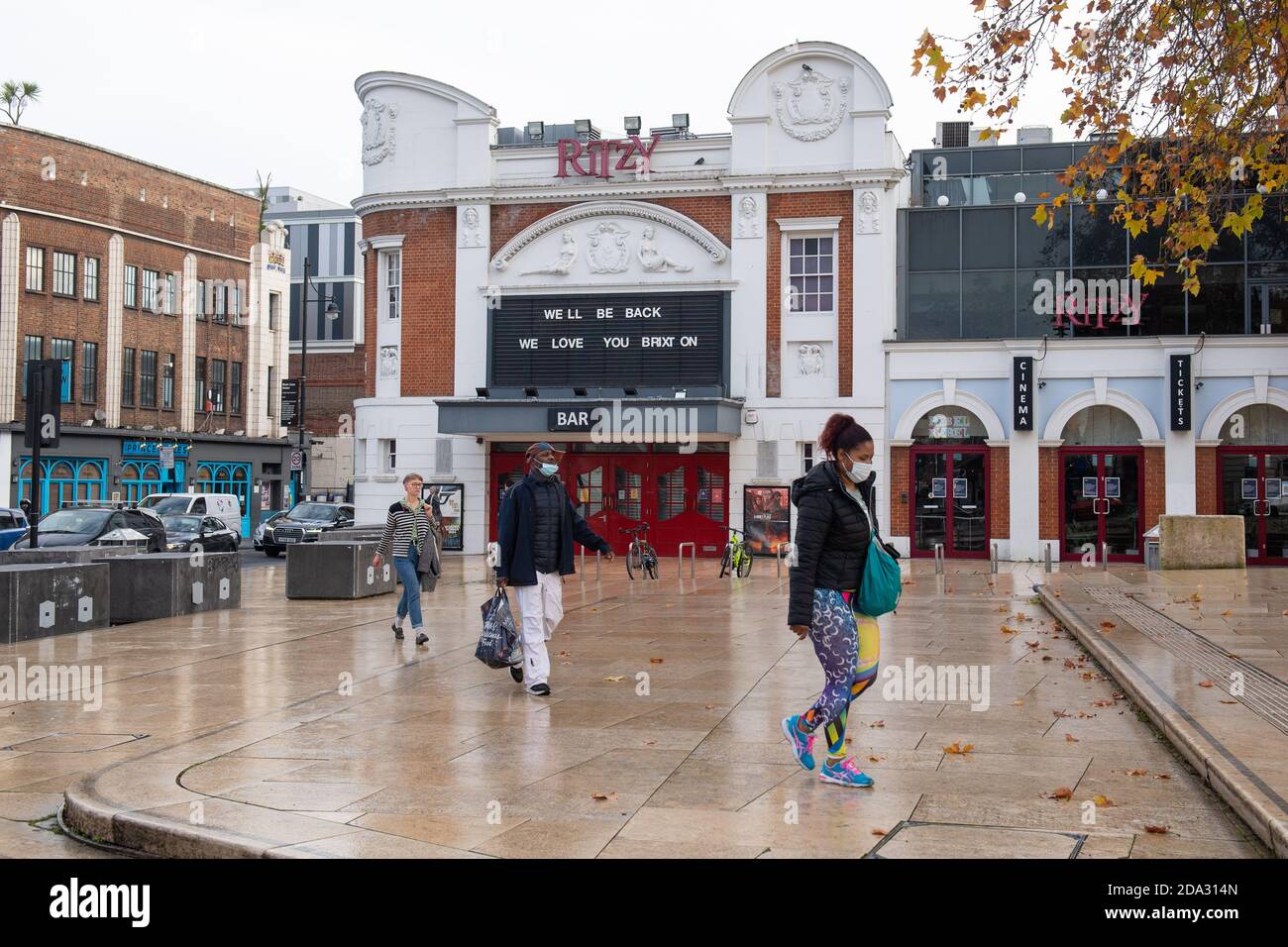 Die Menschen laufen am geschlossenen, ritzy Kino vorbei, das von der Picturehaus-Gruppe betrieben wird, in Brixton, im Süden Londons, zum Beginn der ersten vollen Woche der vierwöchigen nationalen Sperre in England. Stockfoto
