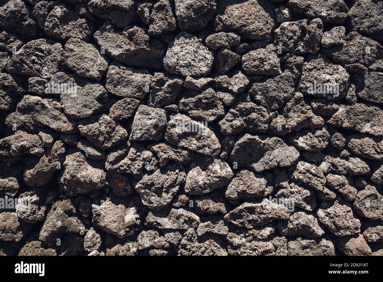 Steine Textur und Hintergrund. Alte Lavasteinwand. Stockfoto