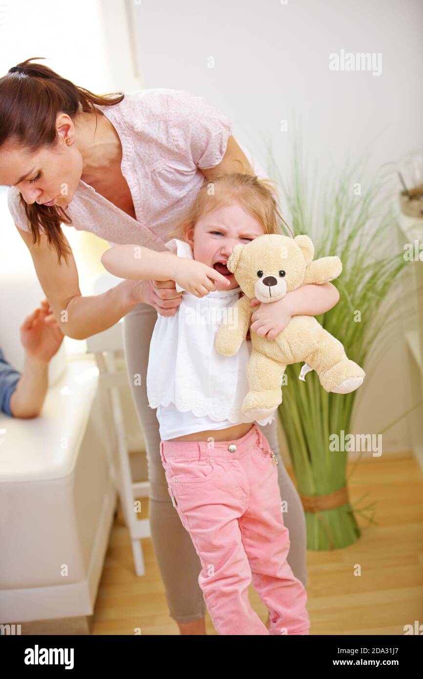 Mutter mit einem weinenden Kind zu Hause Stockfoto