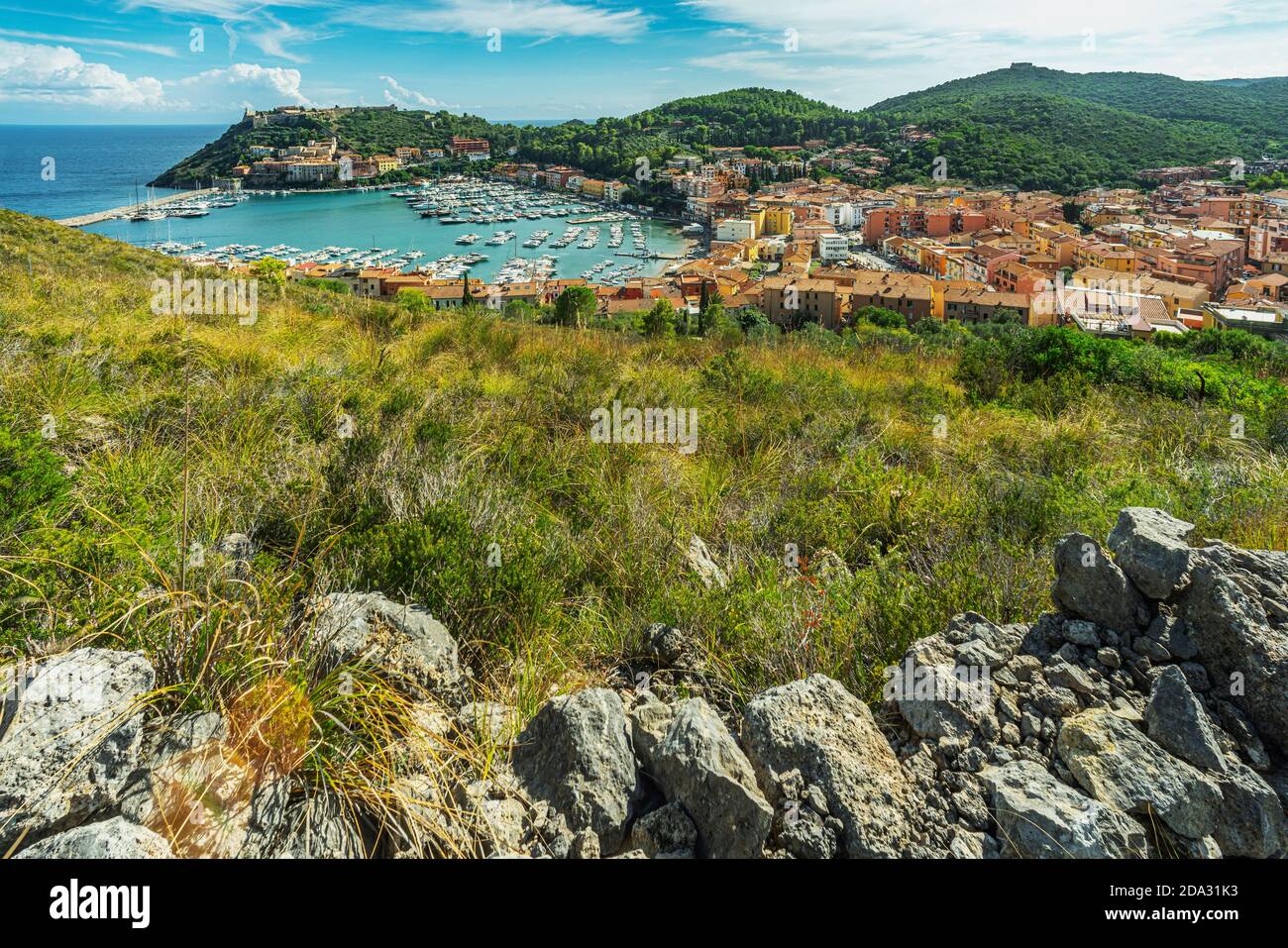 Die Bucht von Porto Ercole von der Festung Filippo aus gesehen. Porto Ercole, Grosseto, Toskana, Italien, Europa Stockfoto