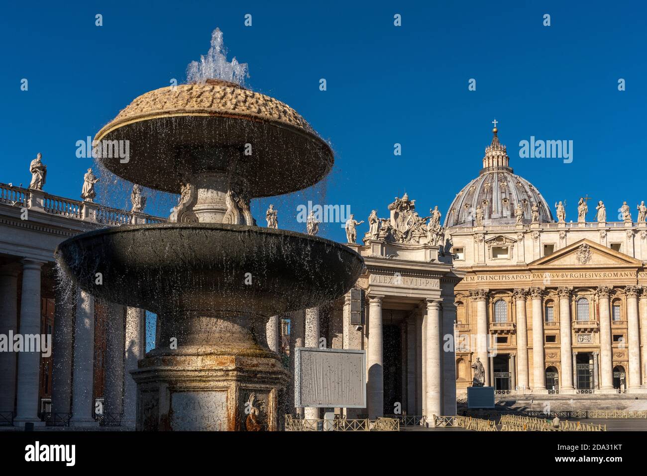 Bernini-Brunnen, einer der beiden monumentalen Brunnen auf dem Petersplatz. Vatikanstadt, Rom, Latium, Italien, Europa Stockfoto