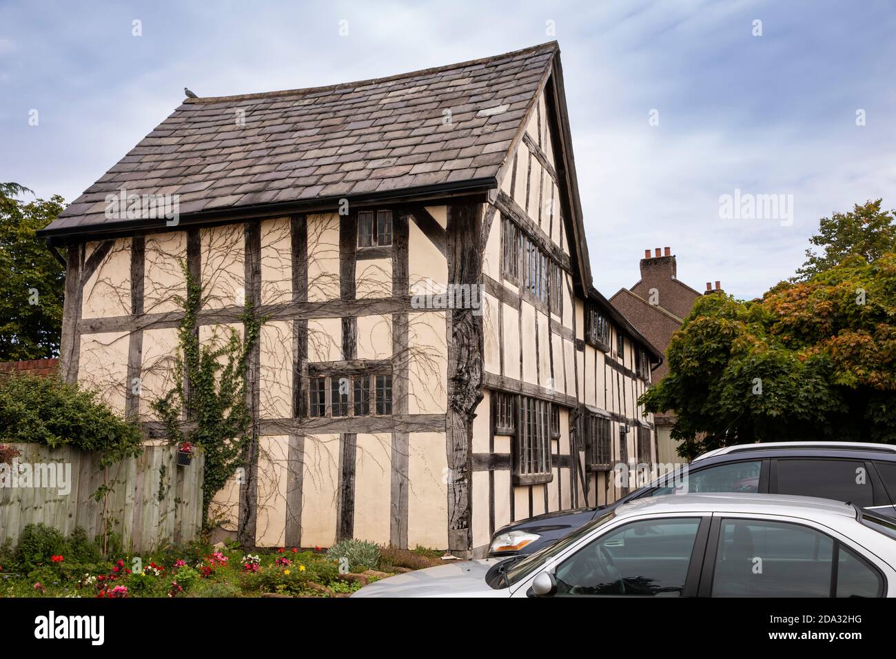 Großbritannien, England, Cheshire, Willaston, Grün, Fachwerk ehemaligen Red Lion Inn in 1600s gebaut Stockfoto