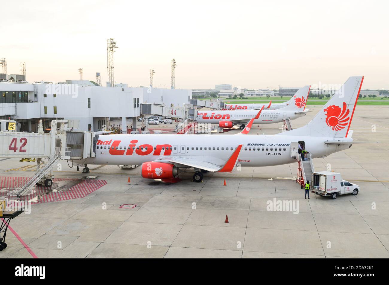 Eine Gruppe von Thai Lion Air Airplane Parken in Don Mueang flughafen Stockfoto