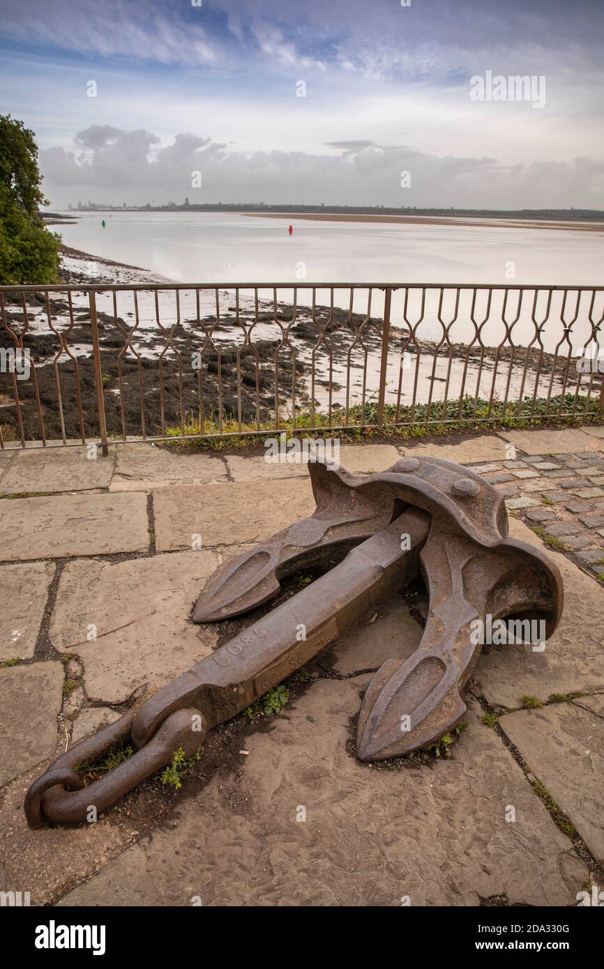 Großbritannien, England, Cheshire, Eastham, großer Eisenanker auf Überresten des ehemaligen Fähranlegers am Fluss Mersey Stockfoto