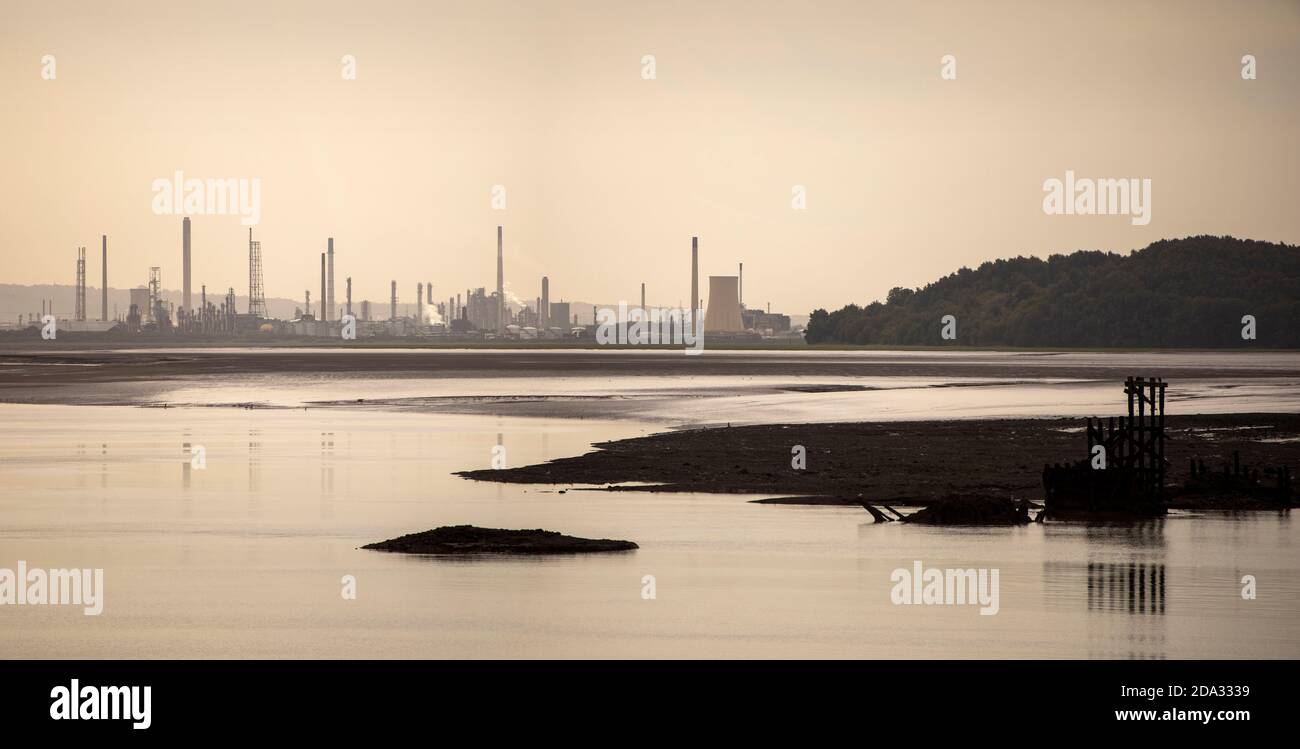 Großbritannien, England, Cheshire, Eastham, Panoramablick von der Anlegestelle nach Osten in Richtung Stanlow-Ölraffinerie und Manchester Ship Canal Schleusen auf dem Fluss Mersey Stockfoto