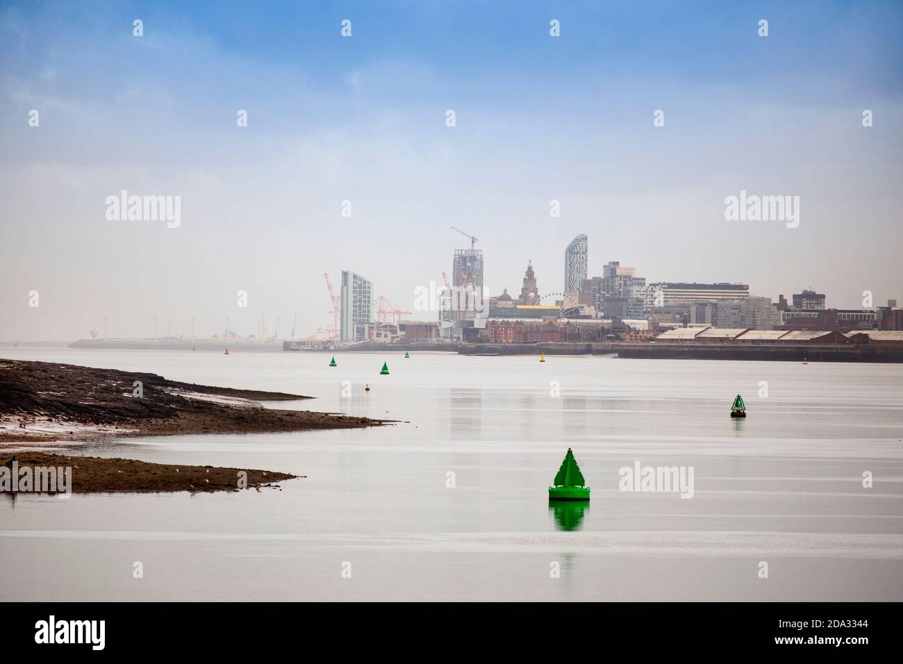 Großbritannien, England, Cheshire, Eastham, Blick nach Westen vom ehemaligen Fähranleger in Richtung Liverpool Waterfront Stockfoto