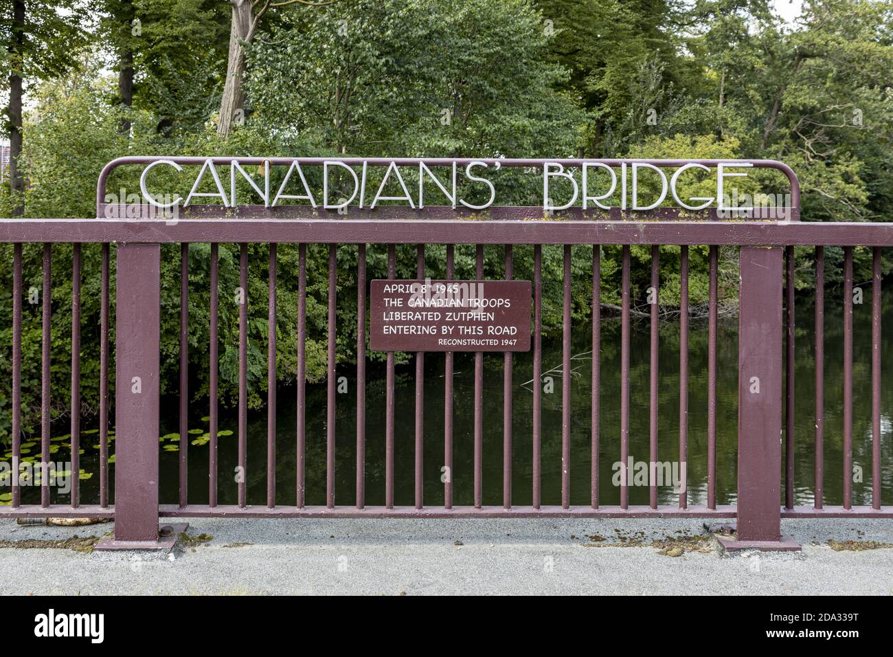 ZUTPHEN, NIEDERLANDE - 30. Aug 2020: Briefe bilden Wörter Canadians Bridge verweist auf die Befreiung der Holländer durch kanadische Streitkräfte in Second World Stockfoto