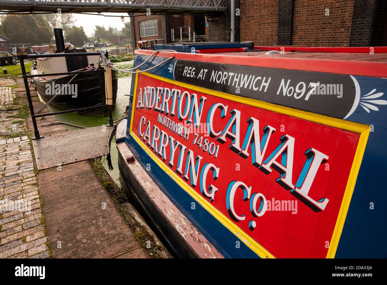 Großbritannien, England, Cheshire, Ellesmere Port, National Waterways Museum, Anderton Canal Carrying Co, Schmalboot am Pumphouse Basin Stockfoto