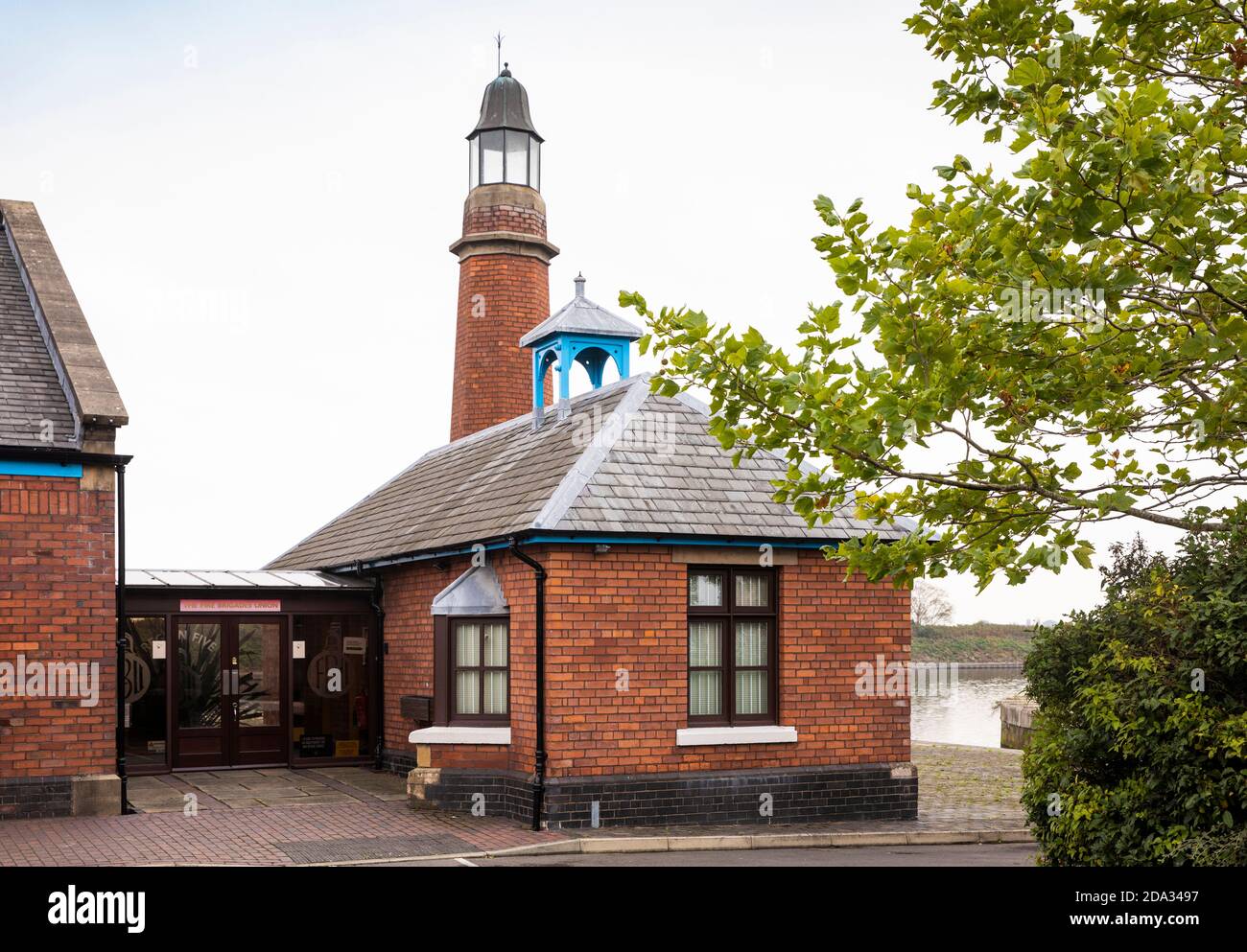 Großbritannien, England, Cheshire, Ellesmere Port, Lower Mersey Road, Leuchtturm, der den Eingang zum Ellesmere Canal signalisiert Stockfoto