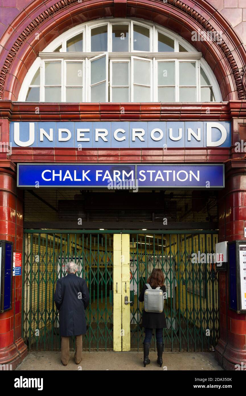 Passagiere, die in Chalk Farm, Northern Line U-Bahn-Station ankommen, um sie am ersten Morgen des 48‑Stunden U-Bahn-Streik geschlossen zu finden. Der Streik wurde von den Gewerkschaften RMT und TSSA als Protest gegen den Vorschlag der TFL, alle Bahnhofskassen zu schließen und bis zu 950 entlassene Mitarbeiter zu entkräften, einberufen. Chalk Farm, London, Großbritannien. Februar 2014 Stockfoto