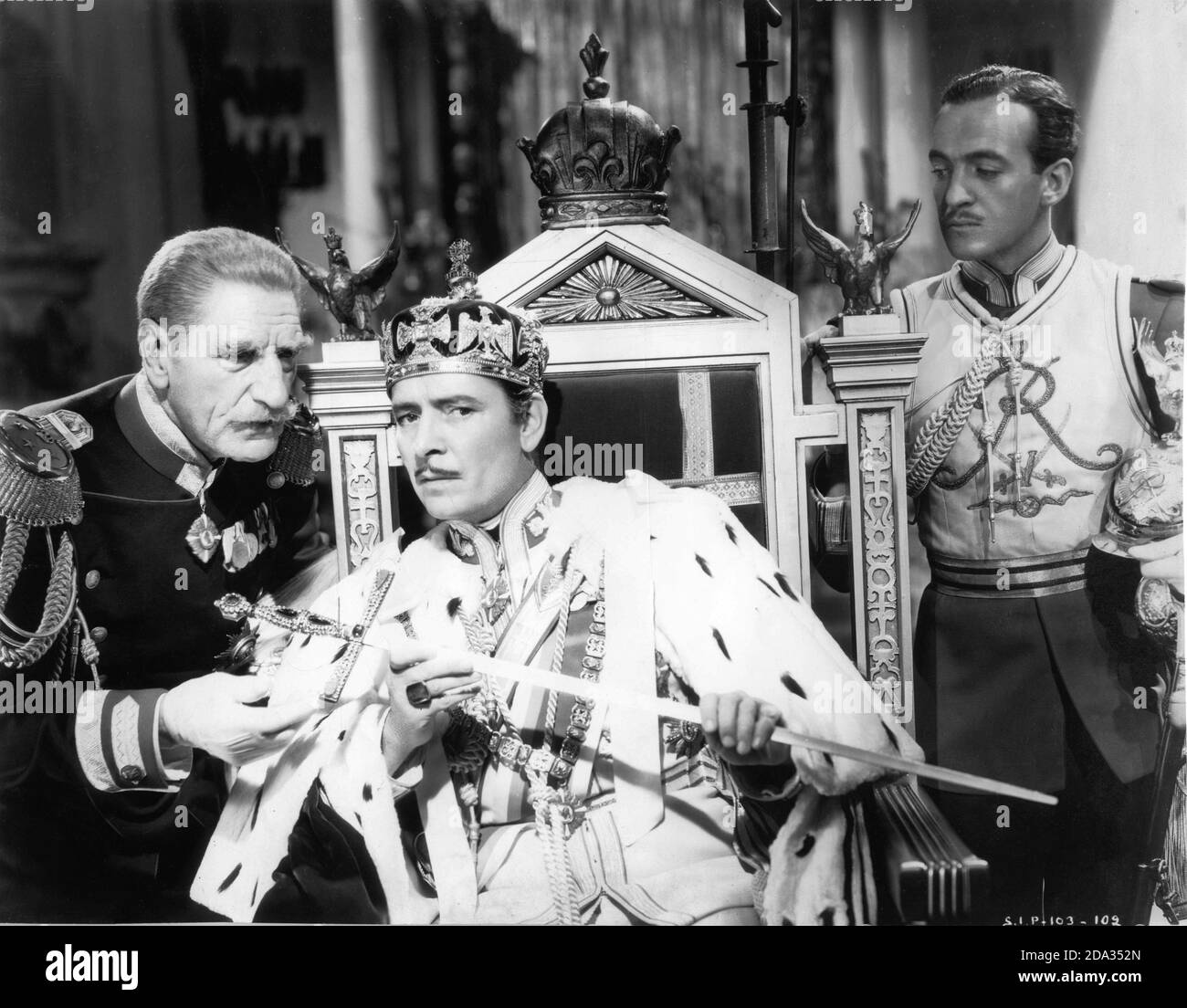 C. AUBREY SMITH RONALD COLMAN und DAVID NIVEN in THE PRISONER OF ZENDA 1937 Regisseur JOHN CROMWELL Roman Anthony Hope Drehbuch John L. Balderston Musik Alfred Newman Kostüme Ernest Dryden Regie Lyle R. Wheeler Produzent David O. Selznick Selznick International Pictures / United Artists Stockfoto