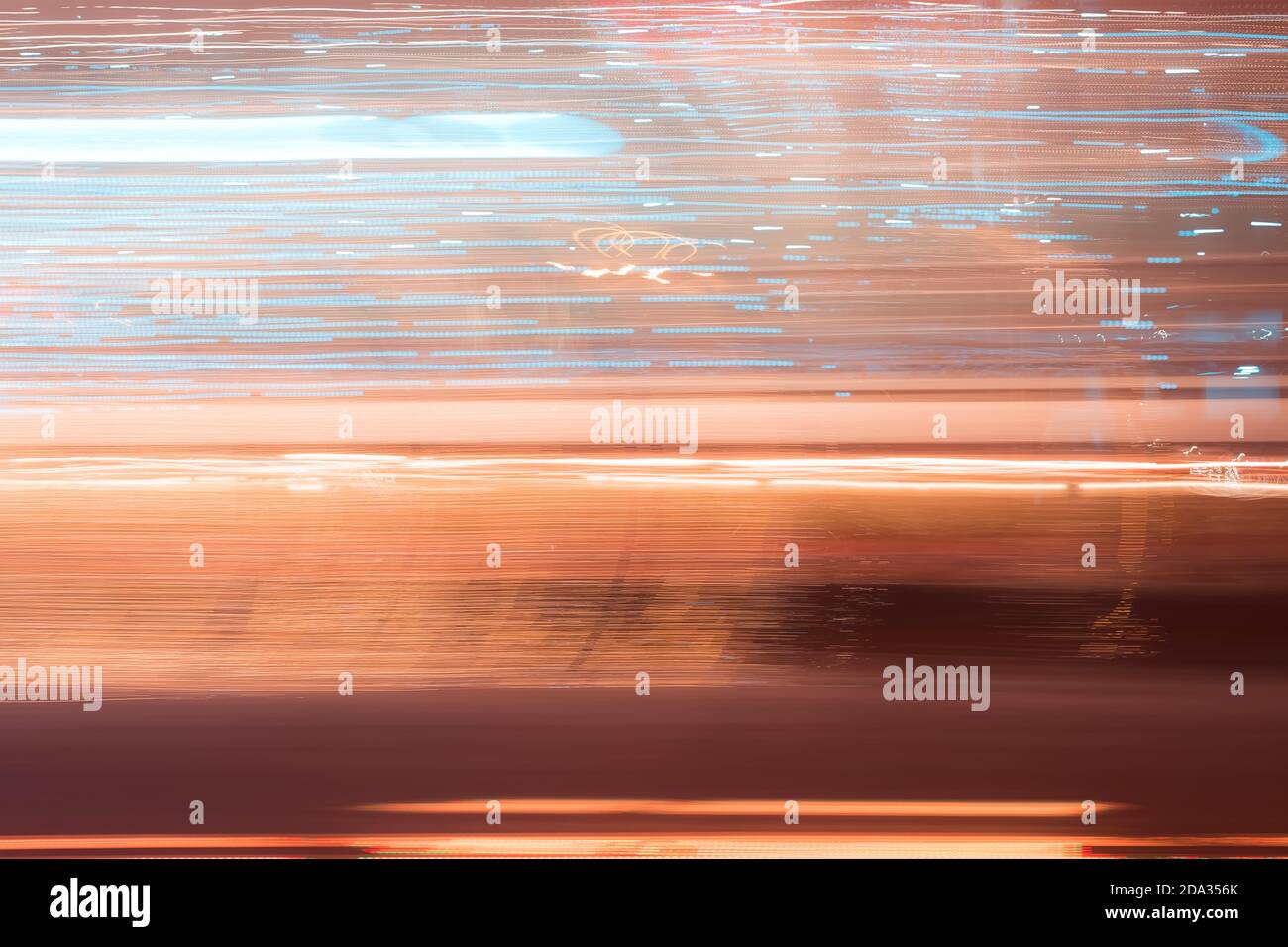 Langzeitbelichtung blau orange Licht Malerei Fotografie, Wellen, und Linien vor einem schwarzen Hintergrund. Blick auf die Lichter der Stadt. Stockfoto