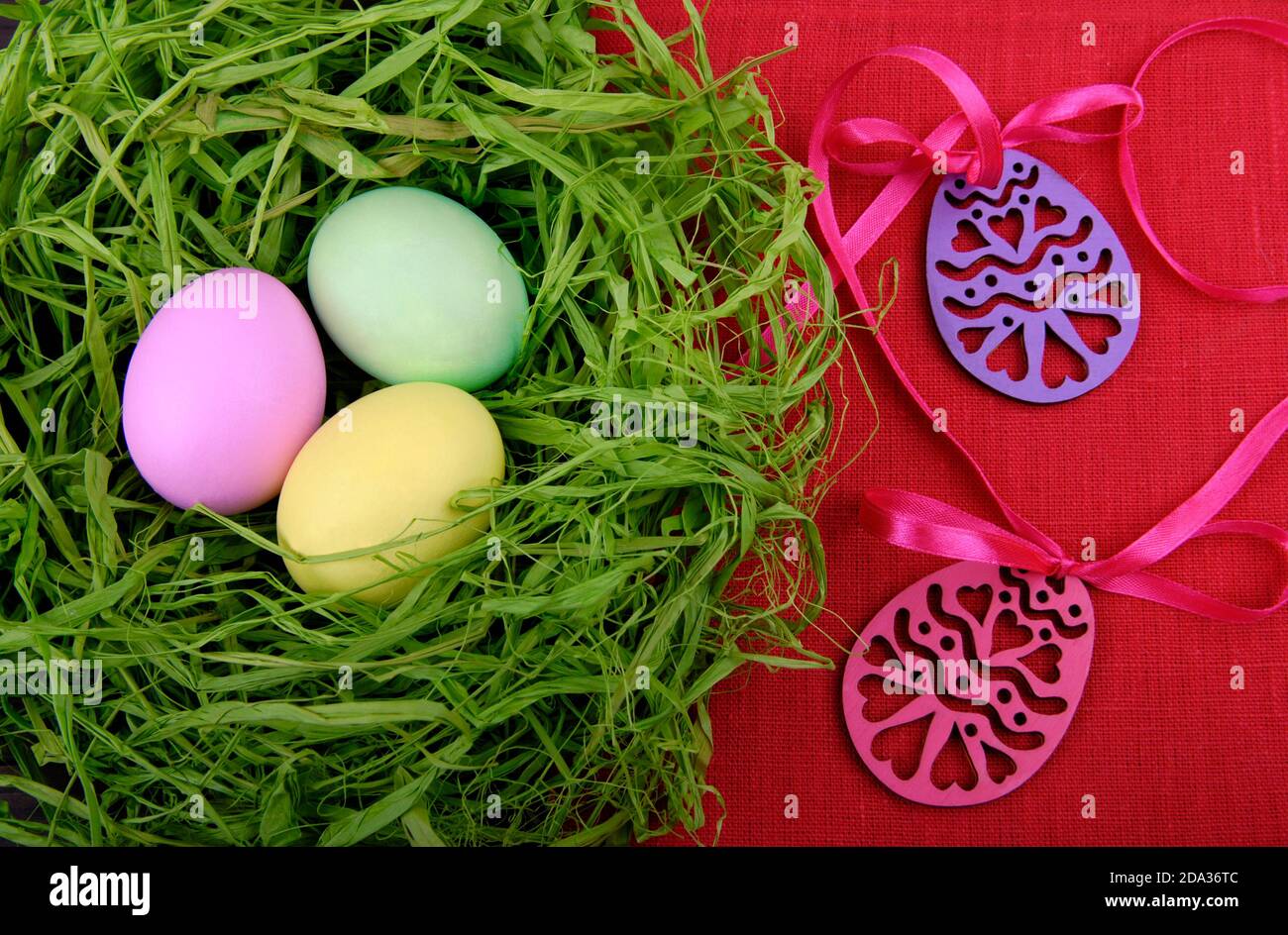 Ostern bunte Eier im grünen Nest Stockfoto