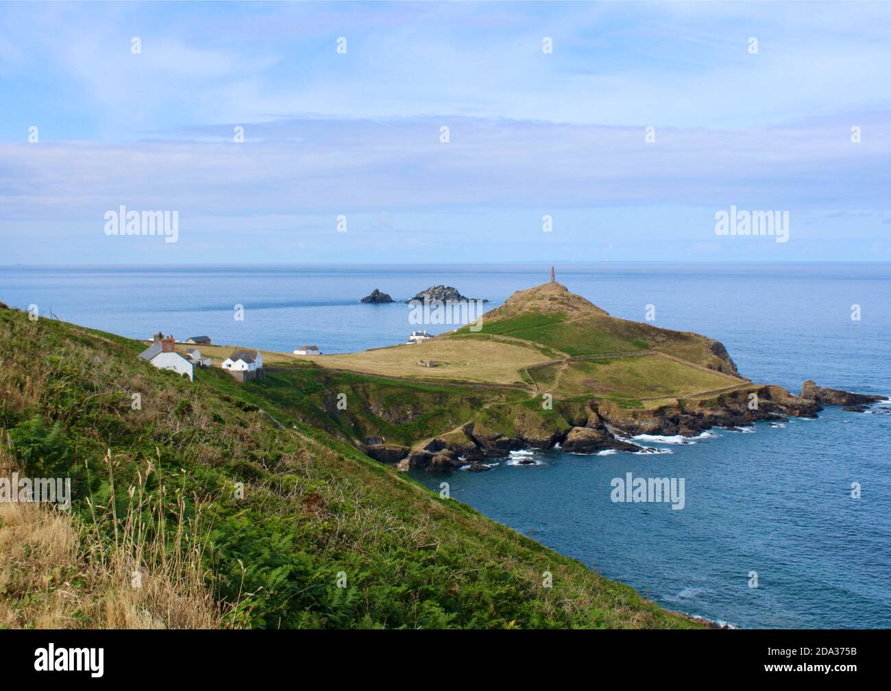 Cape Cornwall ist ein Gebiet mit dramatischer Landschaft, das Kap wurde erst vor kurzem dem National Trust gespendet. Stockfoto