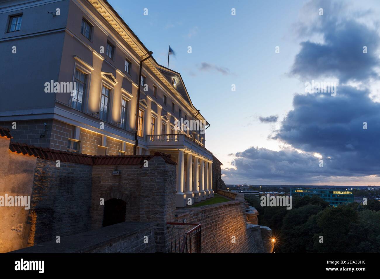 Das Regierungsgebäude. Abend Top-Ansicht der Nacht Tallinn, Estland. Stockfoto