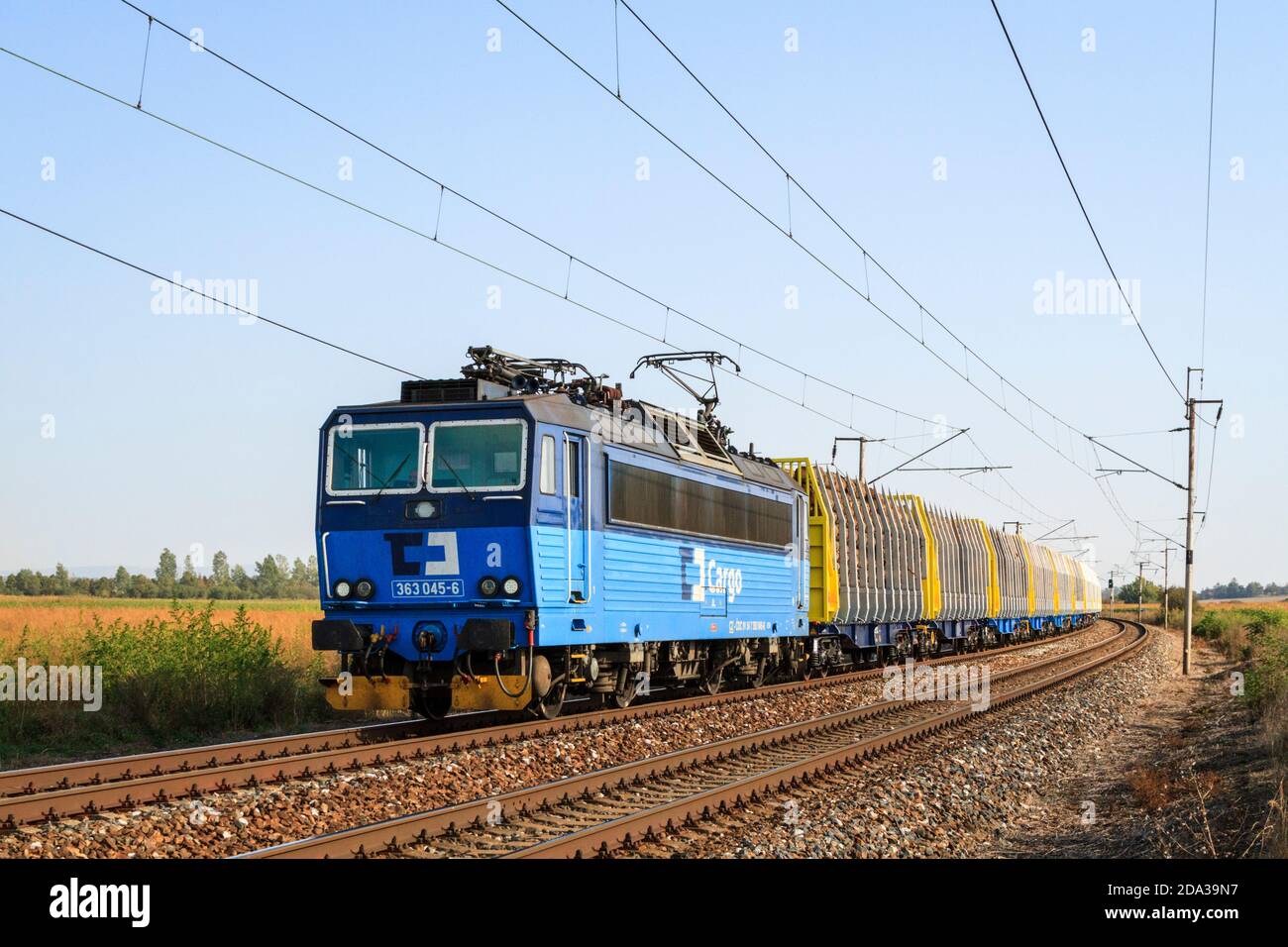 Tschechischer Güterzug. ČD Cargo elektrische Lokomotive 363 045 schleppt Logs in Hlízov, Tschechische Republik Stockfoto