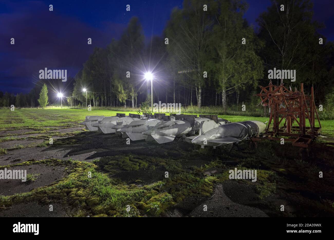 Entfernte Flugzeugtanks von verlassenen Militärflugzeugen Stockfoto