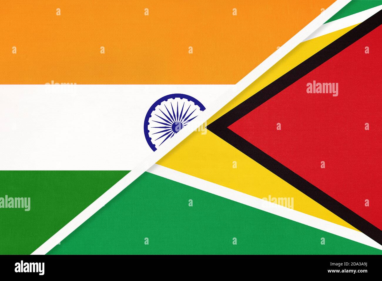 Indien und Guyana, Symbol Nationalflaggen aus Textil. Beziehungen, Partnerschaft und Meisterschaft zwischen zwei Ländern. Stockfoto