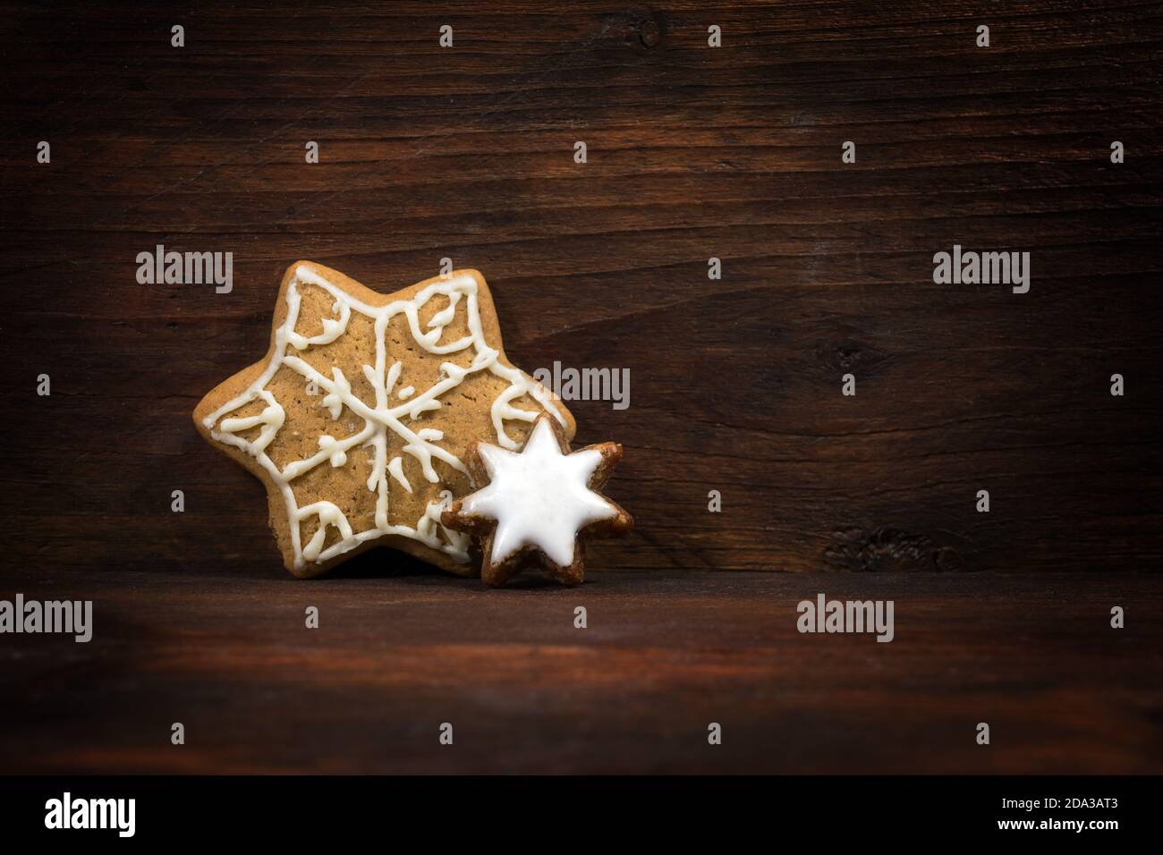 Weihnachtsgebäck, Lebkuchenkekse und Zimtstern auf dunkelbraunem Holzhintergrund, Kopierraum, ausgewählter Fokus Stockfoto