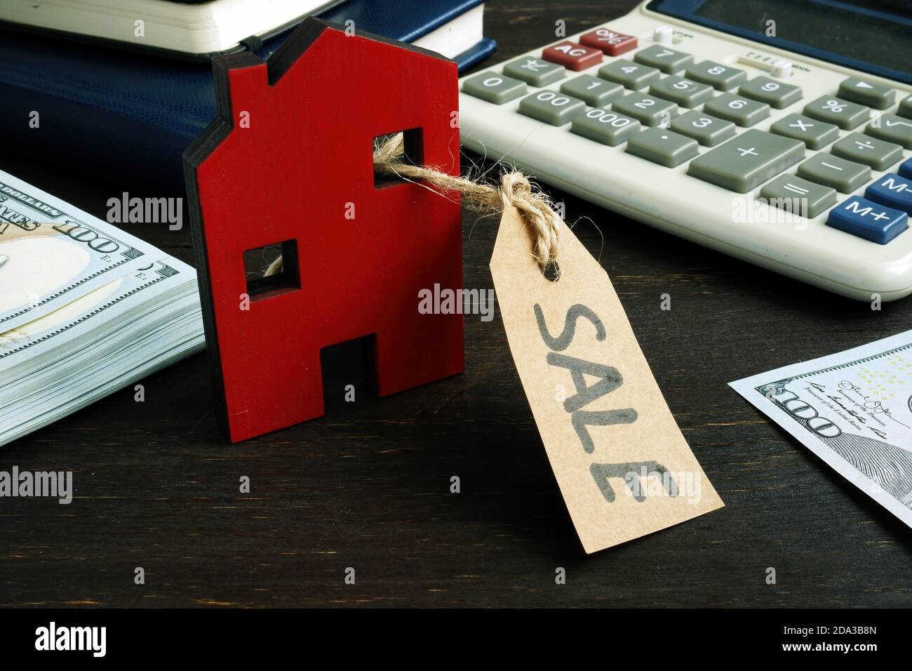 Kleines Haus mit Label Verkauf als Symbol für den Verkauf von Immobilien. Stockfoto