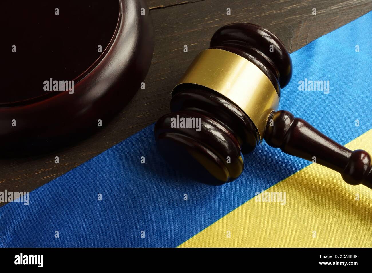 Ukrainische Flagge und Gavel im Gericht als Symbol der Gerechtigkeit in der Ukraine. Stockfoto