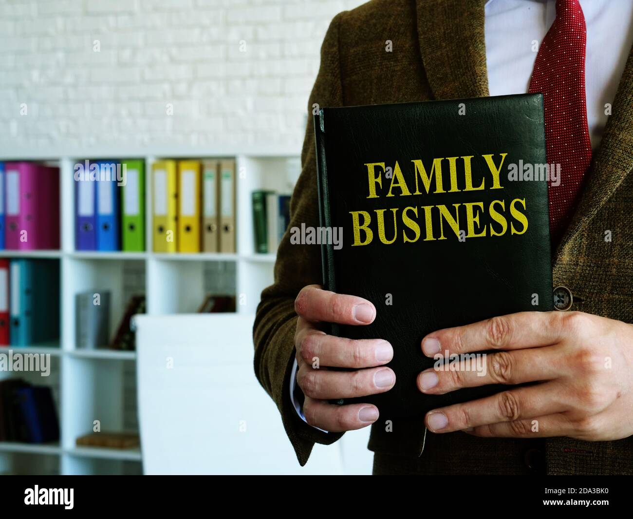 Family Business Buch ist in den Händen eines Finanzberaters. Stockfoto